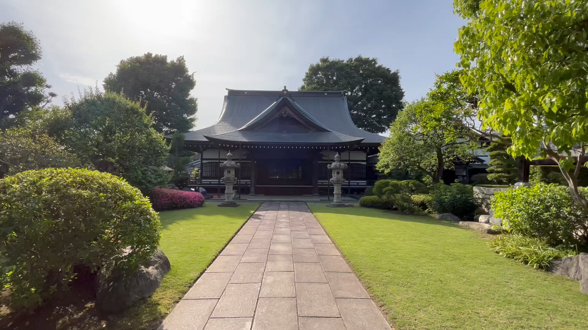 山門から大昌寺の本堂へ続く境内